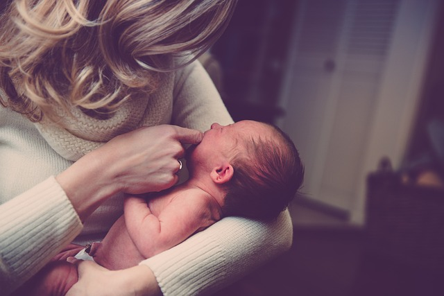 Comment savoir si bébé a faim ou a simplement besoin de succion ?