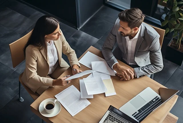 Comment Un Homme Montre Son Attirance au Travail : Signes et Indices Clés