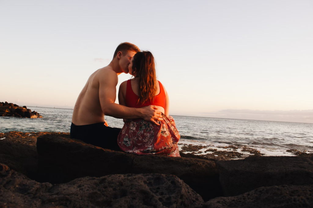 Couple en amoureur au bord de la mer quelque part dans le monde