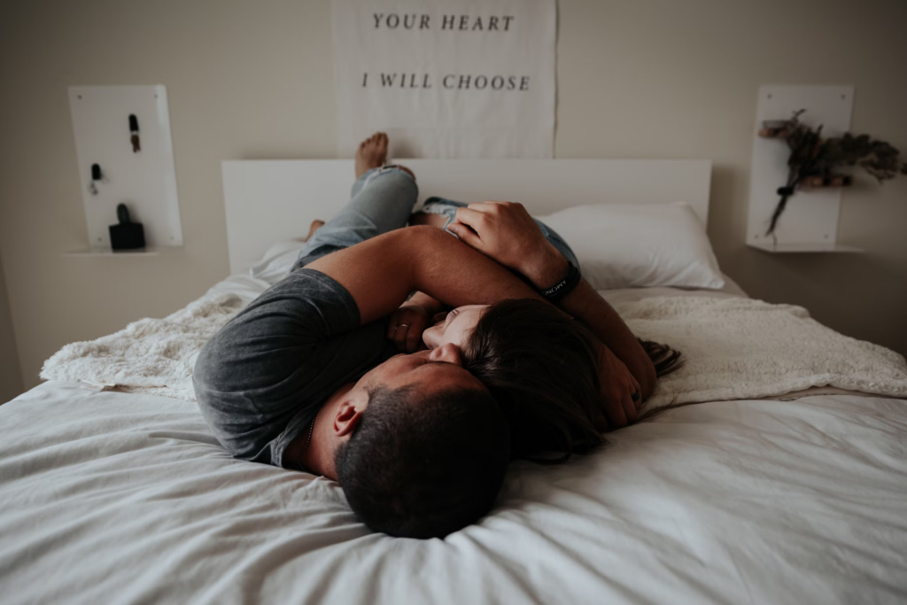 Couple couché entralacé dans une chambre en lune de miel 
