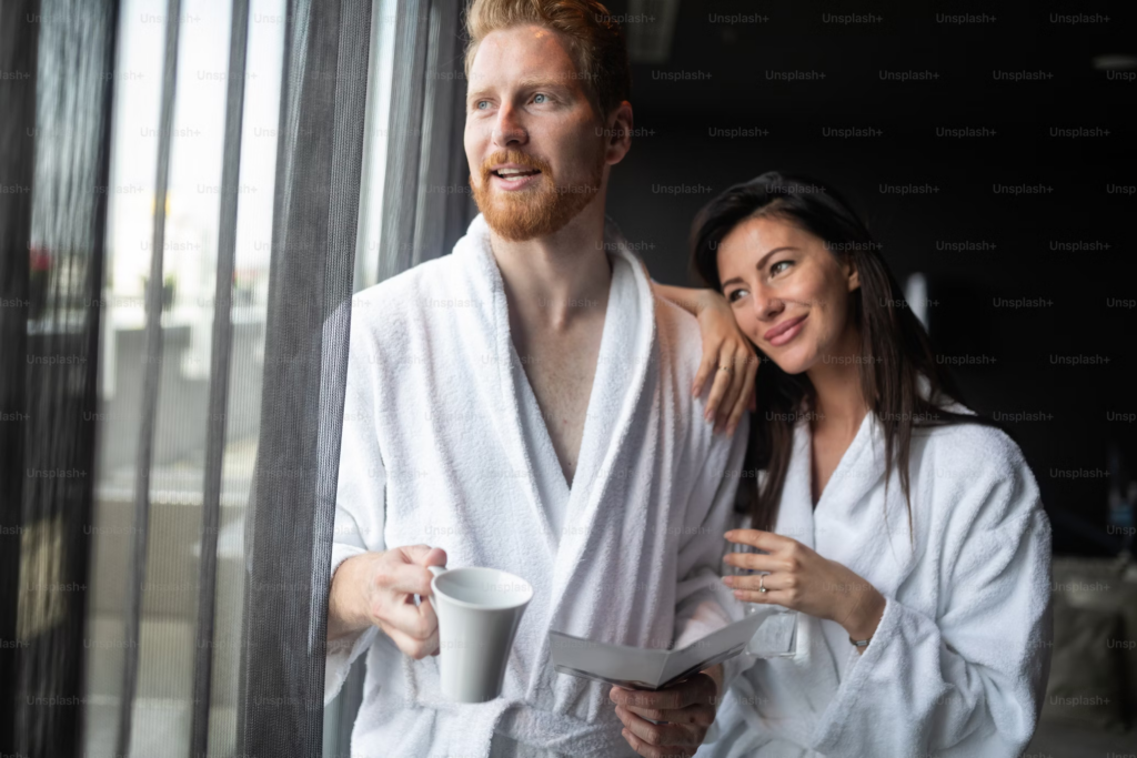 Couple au véranda en pijamas , Monsieur et madame