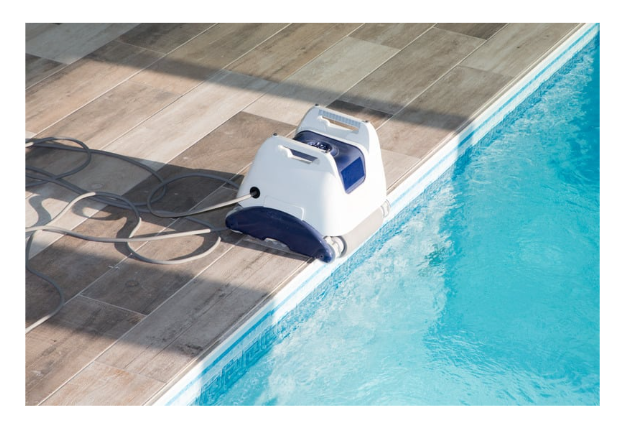 Comment choisir un robot de piscine pour une piscine naturelle (Guide pour le Canada)