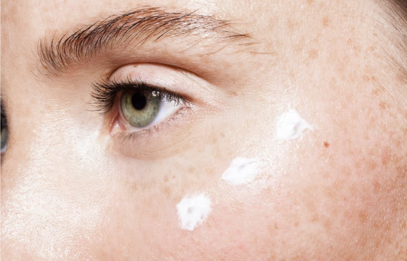 Top 5 des soins pour le contour des yeux en 2025