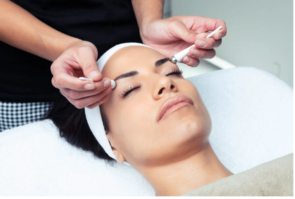 Comment choisir son soin contour des yeux ? Le guide complet 2025