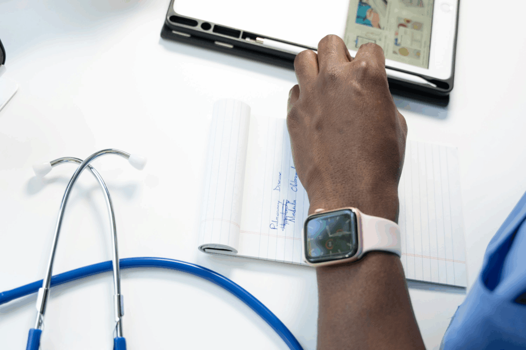 Nouveau au Canada ? Découvrez comment demander votre carte d’assurance maladie dans chaque province et accéder aux soins dès votre arrivée.