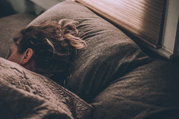 Comment améliorer la qualité de son sommeil naturellement : 9 méthodes validées par les experts