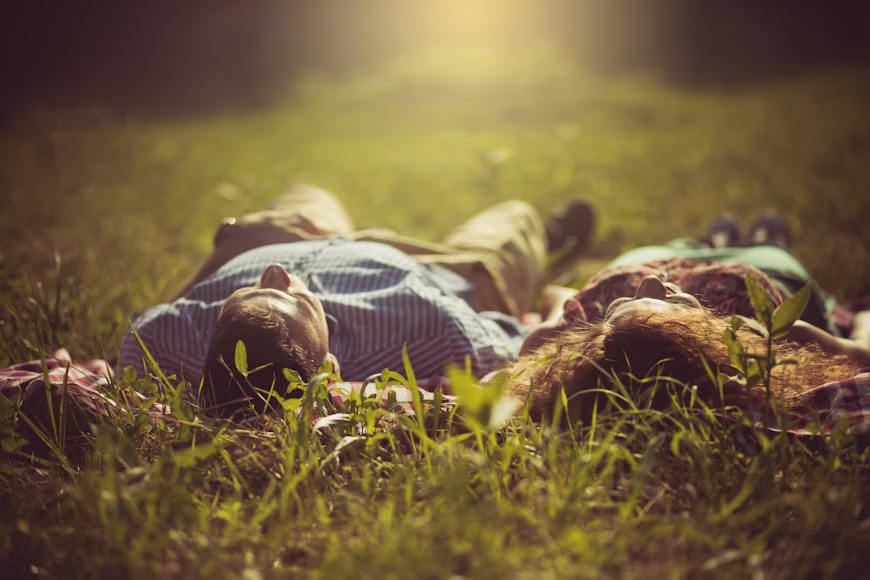 Comment savoir si un homme marié est amoureux de vous : signes, risques et comment réagir