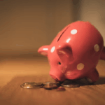 Comment sortir du découvert bancaire rapidement : stratégies efficaces et durables