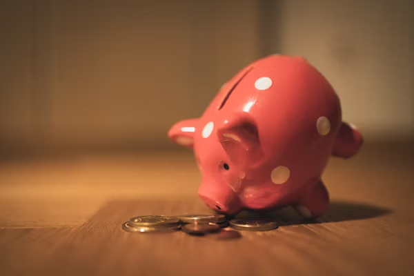 Comment sortir du découvert bancaire rapidement : stratégies efficaces et durables