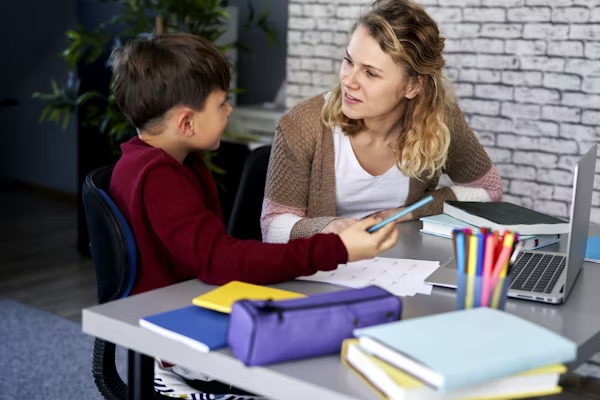 Comment aider un enfant avec ses devoirs (sans perdre patience)