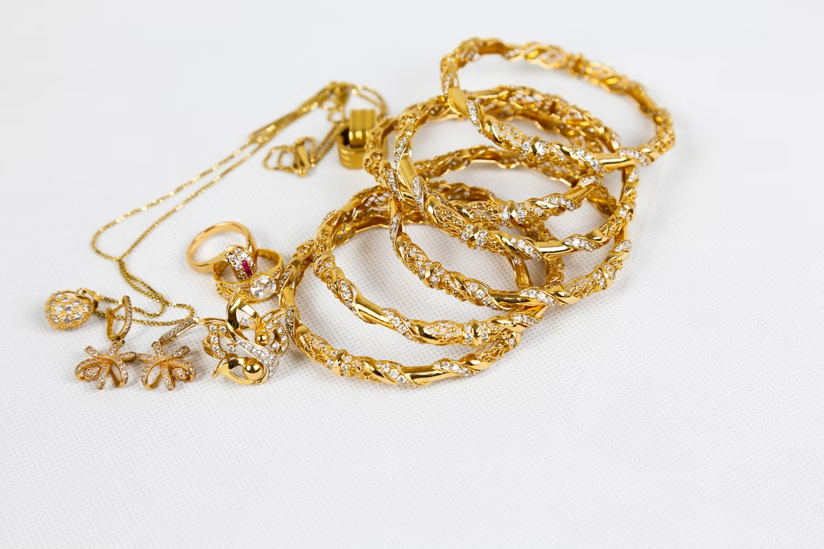 Comment nettoyer des bijoux en or à la maison : 3 méthodes efficaces