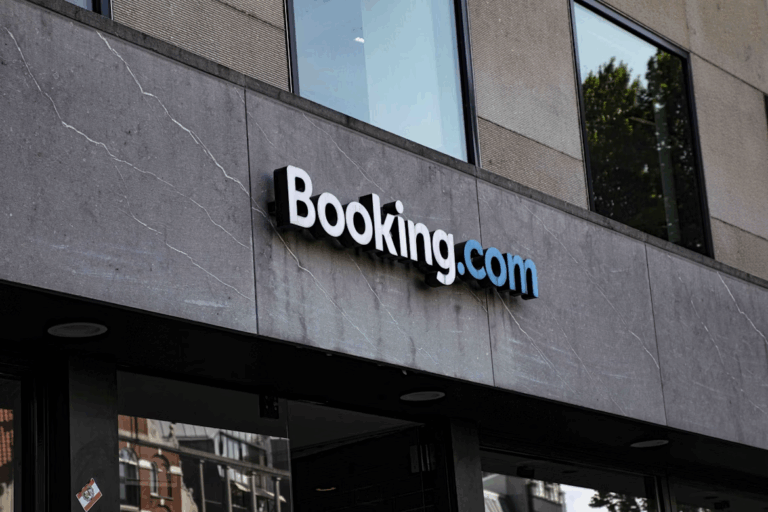 Comment contacter Booking gratuitement : tous les moyens officiels