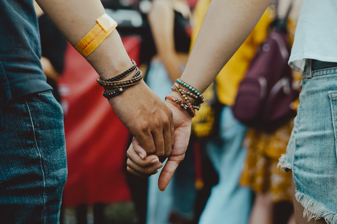 Comment attacher un bracelet brésilien seul ou à deux