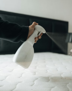 Comment nettoyer les taches sur un matelas : le guide simple et efficace pour retrouver un lit propre