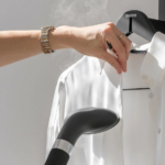 Comment enlever les plis sans sortir la planche à repasser