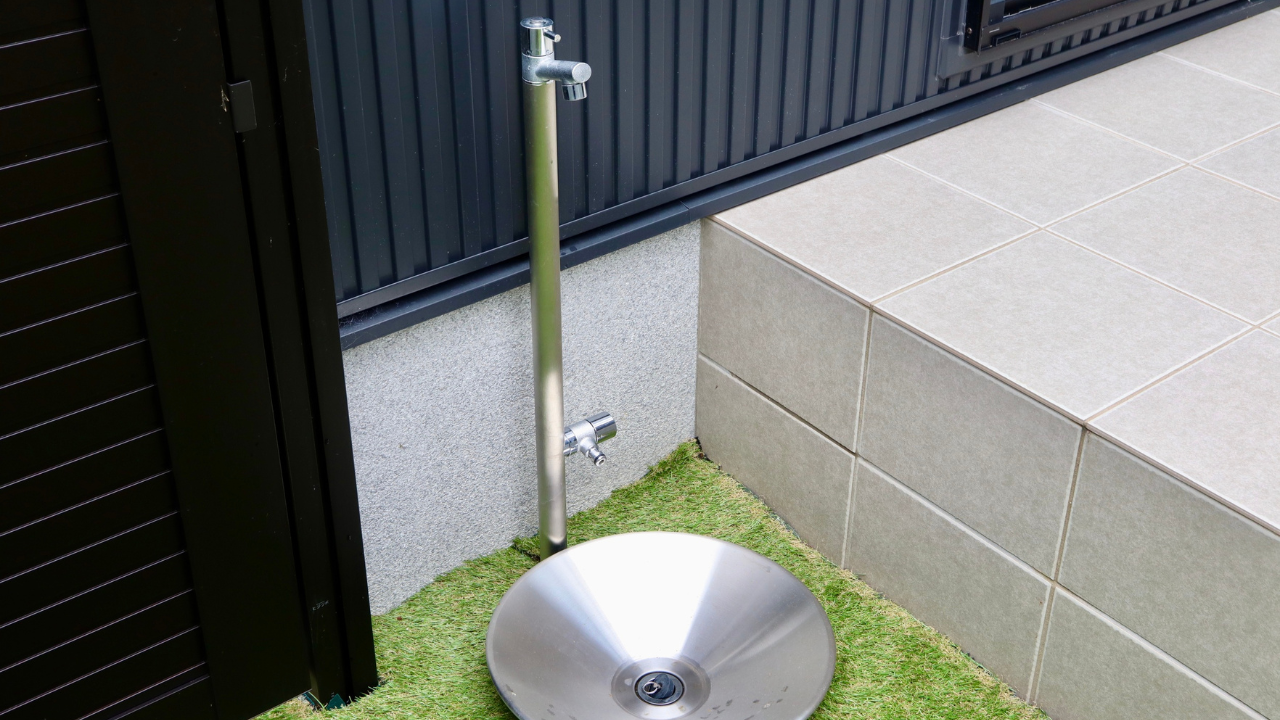 Comment poser un receveur de douche sur dalle béton : le guide technique complet pour une installation durable et étanche