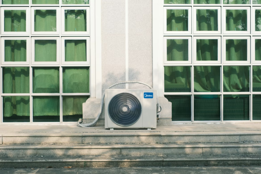 Comment recharger une clim maison : ce qu'il faut savoir avant d'appeler un pro