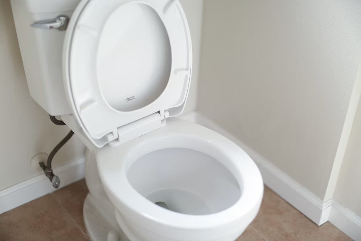 Comment déboucher une toilette sans plombier : 5 méthodes qui marchent vraiment