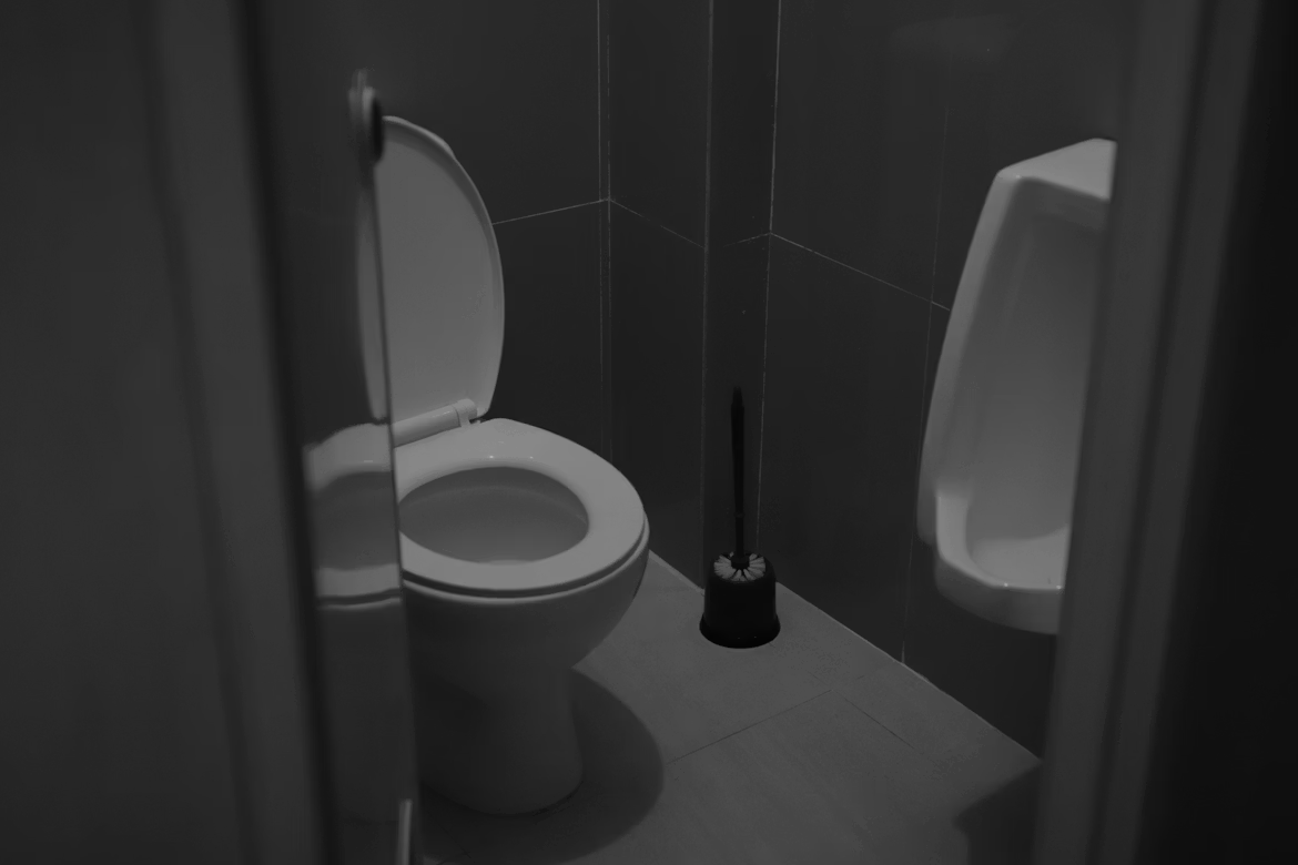Comment déboucher une toilette sans plombier : 5 méthodes qui marchent vraiment