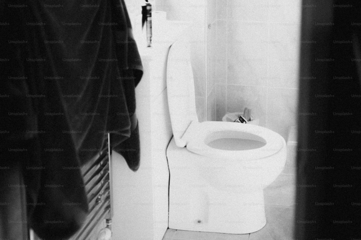 Comment déboucher une toilette sans plombier : 5 méthodes qui marchent vraiment