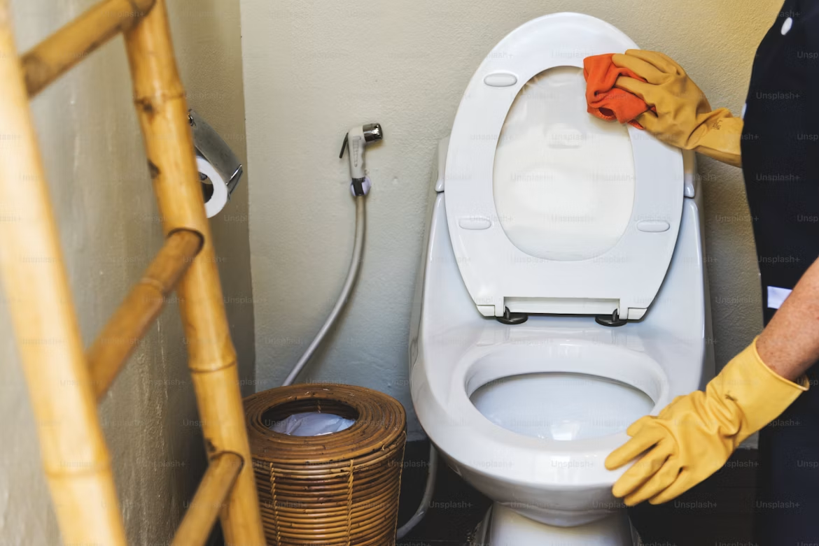 Comment déboucher une toilette sans plombier : 5 méthodes qui marchent vraiment