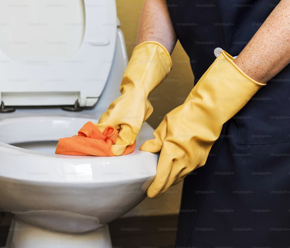 Comment déboucher une toilette sans plombier : 5 méthodes qui marchent vraiment