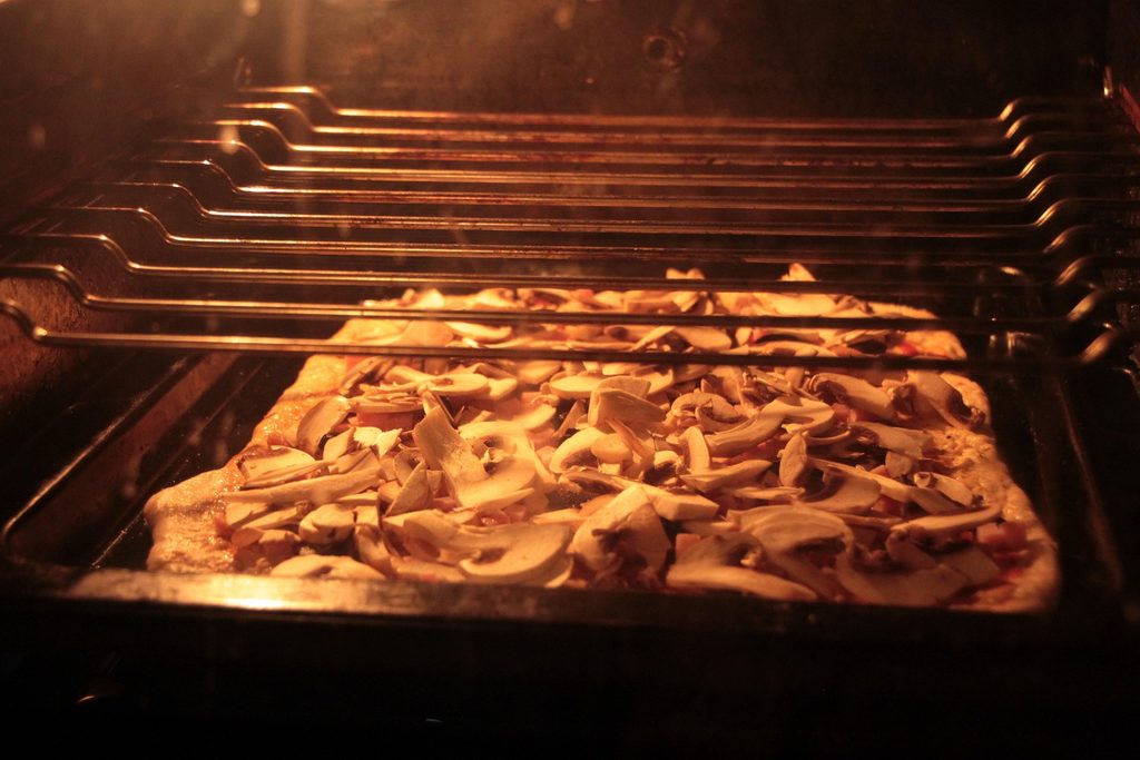 Apprenez à réussir une pizza maison avec une pâte bien croustillante