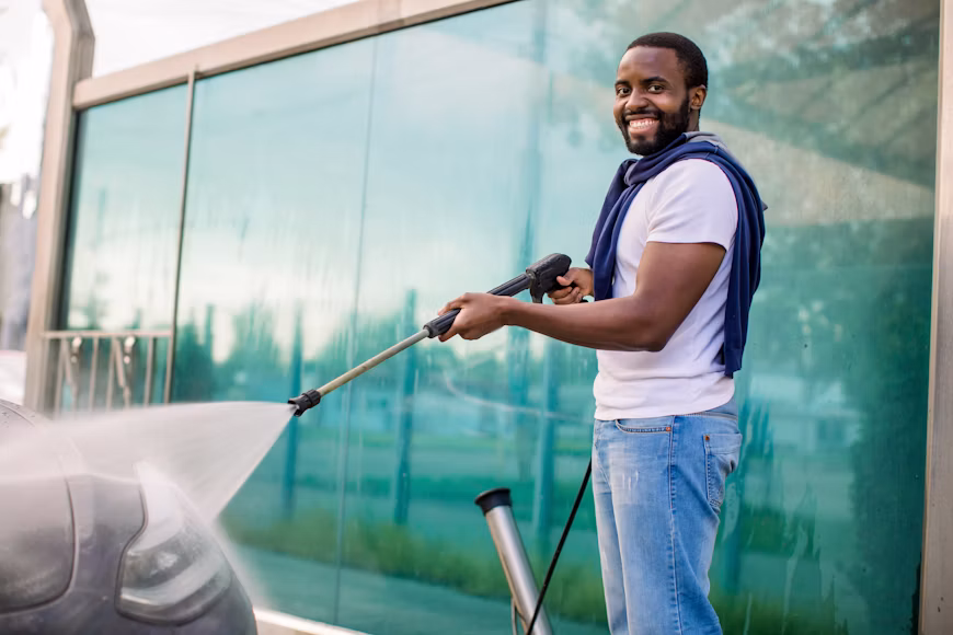 Un nettoyeur haute pression peut aider à nettoyer une terrasse sans effort